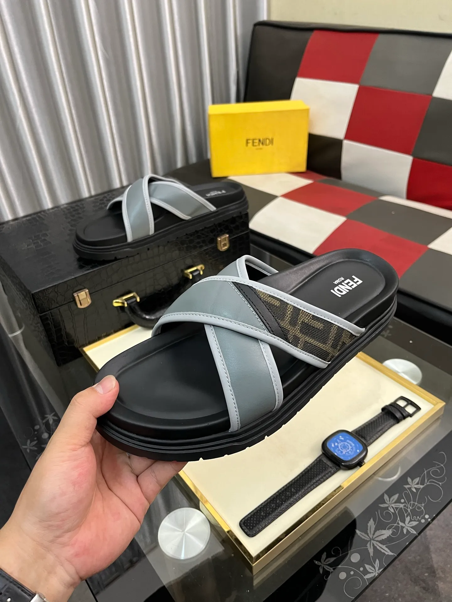 Men's men's shoes💰320⌚️⌚️FENDI Fendi slippers and sandals are shipped💄How can this summer be without the blessing of little monsters💄Original imported special hardware decorative pattern➕Original private model outsole! Details determine success or failure, good quality is not afraid of magnifying details! It feels super comfortable on your feet! This summer you need a pair of trendy, cool and comfortable sandals👣 Standard size: 38-443️⃣Colors available